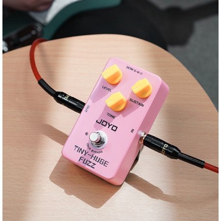 Pedal Joyo Tiny-Huge Fuzz JF-26: Fuzz con un sonido potente y agresivo. Ideal para rock, punk y stoner. Compacto y accesible.